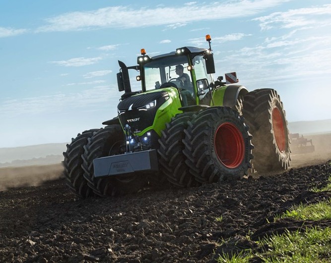 Трактор Fendt під час обробітку ґрунту — програма фінансування AGCO