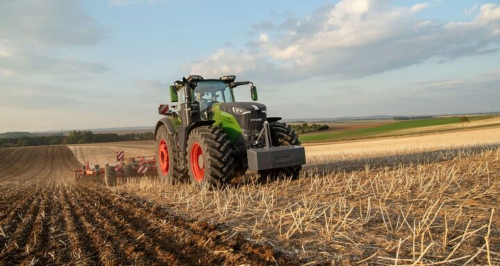 Трактор Fendt 1038 у полі під час обробітку ґрунту