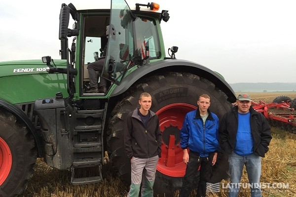 Фермер Йохан с сыновьями, у него Fendt 300